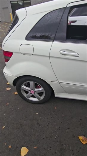 Parasitic draw complaints don’t have to turn into long diagnostic marathons. In this video from @autolatinopro, a Mercedes B200 comes in with a classic customer complaint: the battery goes dead after one or two days. With an aftermarket radio already installed, the suspicion was clear—but the solution needed to be proven, not guessed. Using the PPDRAW Parasitic Current Monitor together with the PPFUSE Fuse Monitor from Power Probe, the team quickly confirmed an abnormally high key-off draw. By c