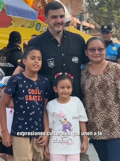 Monigotes Gigantes en Guayaquil: Color y Tradición
