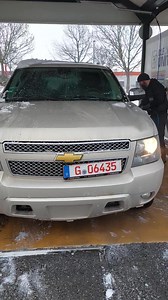 Wenn der kleinste Mitarbeiter das größte Auto sauber machen muss...🤣😉 Neuzugang Chevrolet Suburban 2008 Steht zum Verkauf. 👍🏻 Angaben und Bilder folgen in Kürze. | OL.D. US-Cars Gera