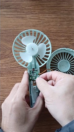 discovered a badly damaged mini handheld fan in a pile of old stuff