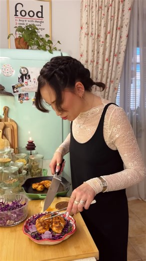 Zhanel Yermekbayeva on Instagram: "Давайте поедим🙋🏻‍♀️🥗🌮 Еще был хлеб с маслом,о котором я забыла,но съела за кадром😀🤤"