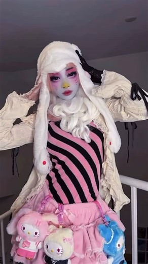 ☾Hollow♥☽ on Instagram: "Hello Kitty inspo look ₊✩‧₊˚౨ৎ˚₊✩‧₊ . . . 🏷️ #hellokitty #cosplay #hellokittycosplay #inspo #makeup #inspolook"