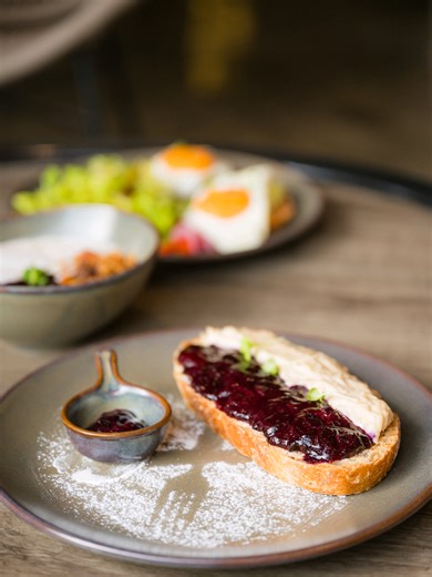 Brunch just hits different when the food leaves you feeling good after. At Coffee & Plant, our plant-based brunch is all about real ingredients, bold flavours, and dishes that are both nourishing and satisfying. From comforting bowls to indulgent plates you’ll want to order again. Everything is thoughtfully prepared, vegetarian and vegan-friendly, with options that make clean eating feel easy (Yes, we have gluten free options for everything!) It’s the kind of brunch spot you come for once… and t