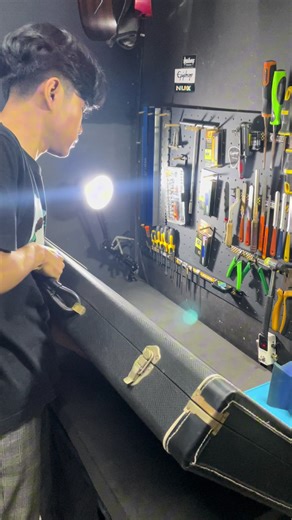 Gibson Firebird: Setup and Cleaning ASMR Experience