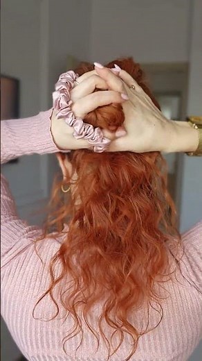 Messy Low Bun for Wavy Hair 😍 Effortless & Elegant in 30 sec❗️ #hairstyle #messybun #lowbun
