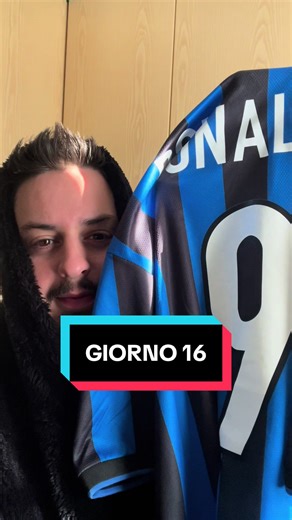 Giorno 16 della missione ⚽️ Finché Ronaldo il Fenomeno non firma la mia maglia! 😄 #OperazioneFenomeno #RonaldoIlFenomeno #R9 #FirmaDelFenomeno #Giorno16