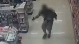 Cop shoots robbers while holding his son