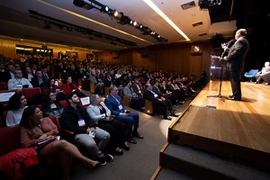 Como falar em público: 13 dicas poderosas por especialistas - FIA