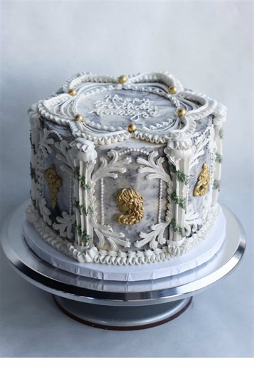 A cake fit for Medusa herself🐍💚 #cake #cakedecorating #vintagecake #cakeart #frosting