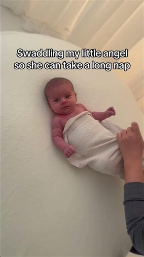 This is the best swaddle for summer because it’s incredibly light #summerswaddle #swaddelini