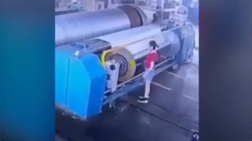 Les accidents d’origine mécanique 🚑La vidéo que je vous présente aujourd’hui illustre une des situations les plus courantes en industrie.Une opératrice tente d’ajuster manuellement le matériau sur… | Mohamed Chahid