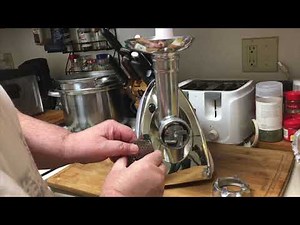 How to put in the cutting blade in the winholder meat grinder
