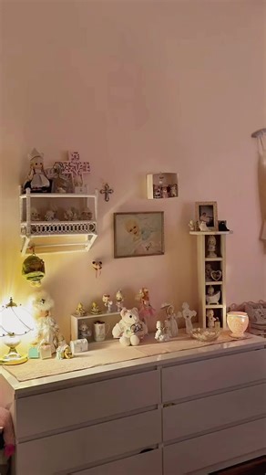 Charming Vintage Room Tour: A Shabby Chic Experience