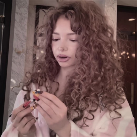 old edit but anyways :0 @𝐌𝐄𝐋 ᥫ᭡ || #SUNDAYKALOGERAS #blowup #viralvideo #kalogerassisters #sundaykalogeras