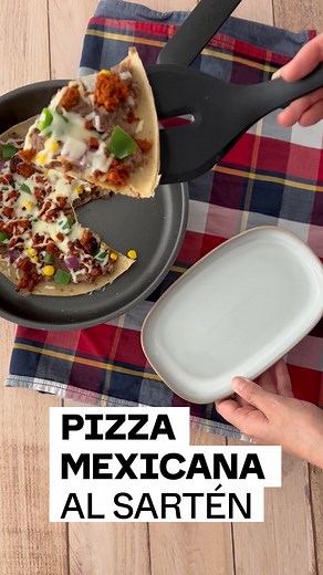 Seguimos celebrando el #DíaMundialDeLaPizza y por eso hoy, en #CocinaConTupperware, tenemos una pizza al sartén. 🍳🍕 Ingredientes: Para la masa: ½ tz de harina de maíz ¾ tz de agua a temperatura ambiente ½ cdita. de sal 1 cdita. de chile seco triturado, opcional c/s aceite Relleno: 1 chile verde sin semillas, opcional 1 tz de frijoles refritos ¼ de pimiento morrón verde 1/8 de cebolla morada ½ tz de chorizo frito 2 cda. de granos de elote 50 g de queso manchego rallado Antes de prepararla, no o