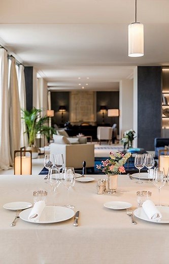 Posé au sommet de la colline de Saint-Emilion, le Château Troplong-Mondot et ses quelque 36 hectares de vignes nous invitent à plonger au coeur de l’un des plus prestigieux domaines oenologiques de la région. Parc paysagé, restaurant étoilé, chambres d’hôtes exclusives : plus qu’un vignoble, le lieu s’impose comme un refuge d’exception, prônant un art de vivre à l’élégance épicurienne. Production : Lucia Lagarrigue-Aumonier Réalisation Martyna Pawlak Texte : Alexandra Pizzuto Photo de couvertur