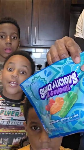 SHAQ-A-LICIOUS XL Gummies Sneakers Fruit Flavors Candy Taste Test & Review! #shorts