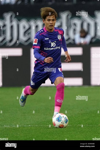 Fussball, 1.BL Saison 2025/2026 Borussia Mönchengladbach vs 1.FSV Mainz 05 , 19.04.2026, Stadion im Borussia Park Mönchengladbach, Kaishu Sano, 1. FSV Mainz 05 Japan, JAP Aktion, Einzelbild Fotocopyright Gladys Chai von der Laage DFL regulations prohibit any use of photographs as image sequences and/or quasi-video Stock Photo - Alamy