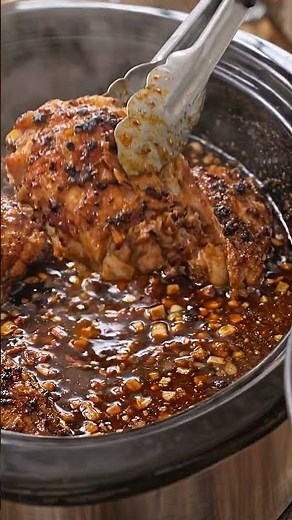 Slow-Cooker Garlic Glazed Chicken Thighs 🍗🧄.#chickenthighs #slowcookerrecipes #crockpotmeals