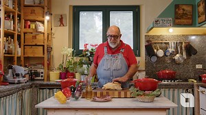 #Pasqua in cucina con Giorgione - Orto e cucina 🐣🍲. Giorgione prepara un gustoso pollo con verdure, ricetta della tradizione pasquale che profuma di casa. Il segreto? #LeCucinotte: le pentole in ghisa che rendono ogni piatto più buono, più genuino, più naturale. Con Le Cucinotte cucinare è un piacere… condividere ancora di più 🍽️ 📍Le Cucinotte ti aspettano presso i rivenditori autorizzati. #LaNordicaExtraflame #RiscaldaLaVita | La Nordica-Extraflame official page