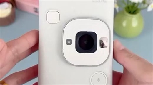 富士instax双镜头自拍神器，拍出质感满满的瞬间，自带双镜头设计，轻松解锁多种构图，适合闺蜜出游、日常打卡，出片自然有氛围感，记录生活更有趣。