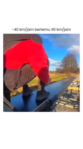 datalogi.id on Instagram: "Kecepatan itu relatif. Terhadap kendaraan, abang ini melaju 40 km/jam ke belakang; Terhadap tanah, 40 km/jam (maju kendaraan) - 40 km/jam (mundurnya dia) = 0 km/jam. Artinya? Bagi view orang di pinggir jalan, abang itu terlihat diam di udara. Sementara bagi view orang di dalam kendaraan, abang itu terlempar cepat ke belakang. Ini disebut penjumlahan kecepatan (Galilean relativity), hukum dasar fisika klasik yang juga menjelaskan mengapa hujan terlihat miring saat kamu