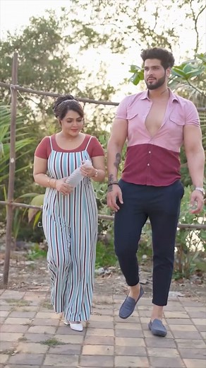 10M views · 147K reactions | Bandi saath ho toh body language, badalna nahi ,soyi hui sherni jag gayi toh mehga padega 藍 #khushigadhvi #comedyreelsfb #comedyreels #comedy #couplevideos #couplegoal | Khushi Gadhvi | Facebook