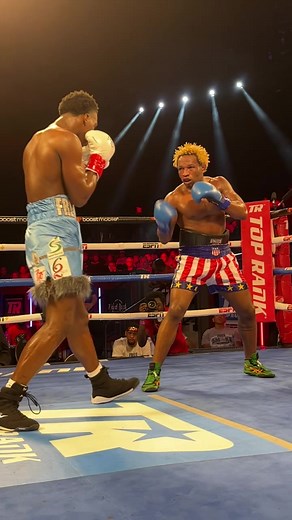 Hands behind the back and all 🥶 | Top Rank Boxing