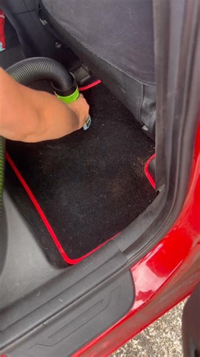 ⚡ Trois modes de puissance, une télécommande, et zéro prise nécessaire. Le confort du sans-fil avec l’aspirateur eau et poussière EGO WDV0900E ⚡ En savoir plus 👉🏽 https://egopowerplus.fr/produits/lifestyle/wdv0900E-aspirateur-eau-et-poussieres-34l Suivez @egopowerpluseu pour découvrir encore plus d’outils EGO en action ! 📷 @HentonAndChattell | EGO Power Plus