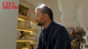 El interiorista erico navazo estudio nos habla de la importancia de la #artesanía y lo que representa en el interiorismo: piezas únicas, hechas a mano, por maestros artesanos de oficios que se están perdiendo. Él mismo ha aplicado con coherencia este principio en el espacio que realizó para Strohm Teka ES, con numerosos elementos diseñados por él y elaborados a artesanalmente. Insiste en la necesidad de valorar y recuperar los trabajos artesanos que son, al fin de cuentas, la inspiración para el