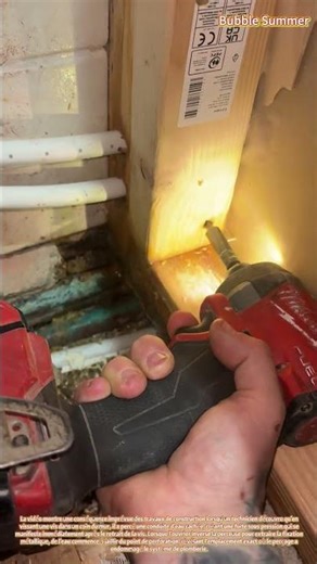 Accident de plomberie : un ouvrier perce accidentellement une conduite d'eau avec une vis