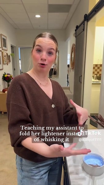 The Right Way to Mix Lightener for Hair Care