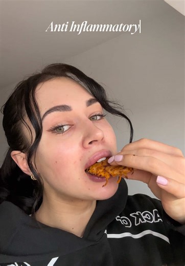 sweet potato hash browns🍠 my new obsession✨ we just have to eat good food round here, there’s no question about it & that includes a tasty breakfast packed with protein, carbs & fibre🫶🏻 Ingredients: - 200g sweet potatoes - 1 egg - Salt & pepper - Paprika fry 2 eggs to add protein & enjoy🍳 - - #antiinflammatorydiet #antiinflammatorylifestyle #antiinflammatoryfood #antiinflammatory