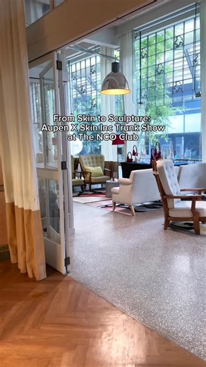 Last weekend, we celebrated the beauty of homegrown excellence with @aupenofficial — a Singapore-born brand that’s taken the global stage, seen on icons like Taylor Swift, Beyoncé, Selena Gomez, Olivia Rodrigo & Kylie Jenner . 💫 At the exclusive SG60 trunk show, guests unboxed small but certain joys — from blind box surprises to bespoke Skin Inc bundles and sensory treats curated for pure pleasure. AUPEN’s Limited-Edition Nirvana Pearl bag was the star — a sculptural nod to purity, precision, a