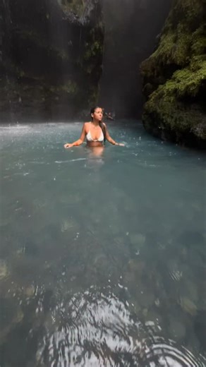 🦕 Jurassic Canyon Tour – Costa Rica Discover one of the most unique natural wonders in Costa Rica: the Jurassic Canyon, a breathtaking gorge carved by ancient volcanic activity and surrounded by lush rainforest. 👉 What to expect: • A scenic hike through pristine nature • Towering canyon walls that look straight out of a Jurassic landscape • Crystal-clear rivers, natural pools, and incredible photo spots • Local guides who ensure safety and share natural history and geology facts 📍 Location:Ma