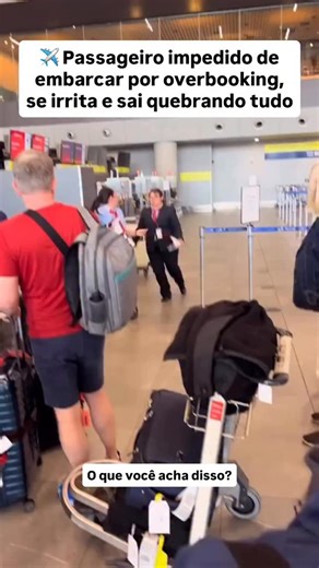 Gabriel Zanette | Viagem, Dinheiro & Direitos ✈️💰 on Instagram: "Passageiro perde o embarque por overbooking e acaba se exaltando no aeroporto ✈️😤 Quando a companhia aérea vende mais passagens do que lugares disponíveis, alguém sempre acaba ficando para trás — dessa vez, foi ele. Mas vale lembrar: perder a cabeça não ajuda em nada. O caminho certo é ir direto ao balcão da companhia e pedir a Declaração de Preterição de Embarque. É esse documento que garante seus direitos, como assistência e po