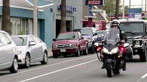 Walking down Venice Beach, this super-fan wasn't expecting #PricelessSurprises with Usher. Watch what happened! mstr.cd/Usher | Mastercard