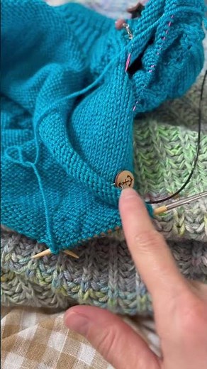 Knitting in a round on too long circular knitting needles just by making a loop / knitting tutorial