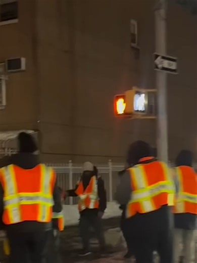 45 Долларов в Час, Чтобы Просто ПОСТОЯТЬ у Сугроба