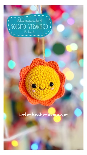 Lolo Hecho a Mano®| Fran Albarracín on Instagram: "Hola! ☀️ Cómo han estado? Yo algo desaparecida con muuuuuchas cosas, pero aquí trabajando para ustedes y para las ferias de fin de año que nos quedan! (El 20 y 21 estamos en @batlo.cl nuevamente junto al @bazarmilagrito ☺️🩷) Y en nuestro #advientogumi2025 que es una edición más cortita pero igual o más hermosa que la del año pasado, hoy tejemos un solcito veraniego ☀️ 🩷 Instrucciones: a) Esfera base (tejemos dos iguales) V1: 7mp en AM V2: 7 au