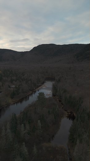 Quand la Vallée se dépouille de ses feuilles, elle révèle toute sa grandeur. ✨ Novembre... Un moment suspendu où la nature se prépare doucement à l’hiver, et où l’on vient célébrer l’entre-saison, à son rythme. Rando, pause contemplative, course vivifiante… il suffit de s’habiller chaudement et de respirer profondément! 🧣💨 On t'attend! 🫶 🎥KSP Productions | Vallée Bras-du-Nord