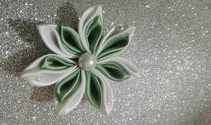 8.6K views · 32 reactions | DIY Kanzashi Flowers - How to Make a Satin Ribbon Flower + Tutorial ! Full tutorial : https://www.youtube.com/watch?v=9HNNUypxitQ | DIY Crafts & Flower Tutorials | Facebook