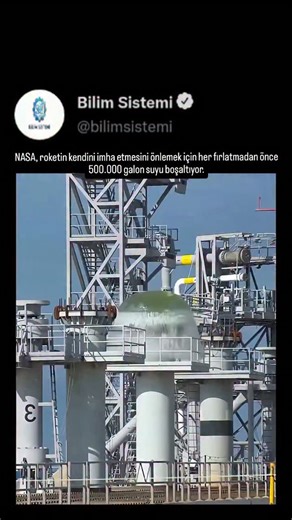 Bilim Sistemi | NASA her roket fırlattığında, saniyeler içinde yaklaşık yarım milyon galon su salıyor. Ancak bu, motorları soğutmak için değil, roketi... | Instagram