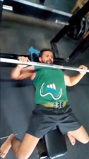 How to perform barbell bench press.how to do the flat bench barbell press.