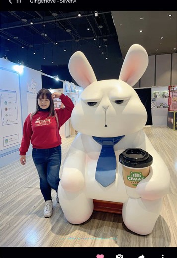 歡迎來到我的星期一布魯斯 它在呼叫我們去拍一張～～立馬行動拍一張 星期一的布魯斯，布魯斯是一名白領族，雖然外表可愛，卻有著中年大叔的體態，工作上不求什麼企圖心，中規中矩有點死板，對於工作雖然不是很想上班，但為了賺錢，還是會準時出現在公司，雖然偶爾還是會遲到幾分鐘。 讓布魯斯陪伴每個厭世的上班日常。