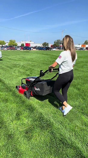 Exmark’s New Battery Powered Commercial 30 inch Mower. It runs on 3 batteries with 120 minutes of runtime! 🌱💪🏻 @natt_albertson @exmarkmanufacturing #lawncare #mowing #exmark