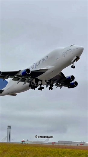 🥶Why the Boeing 747 Uses Four Engines ✈️