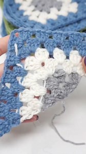Come fare una mezza mattonella granny square all’uncinetto #momiscrochet #grannysquarecrochet #uncinetto #crochet #grannycrochet #tutorial | Momì's Crochet