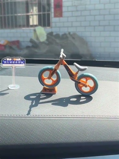 This mini bicycle with a road sign looks good in the car. Car accessories, bicycles, car ornaments,