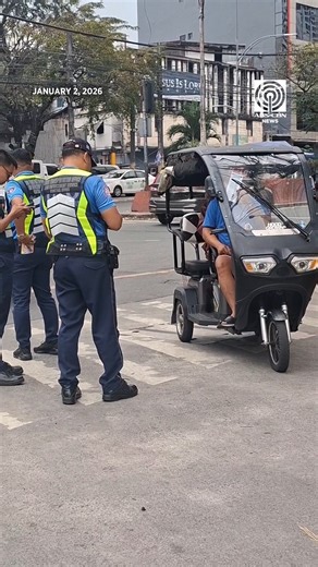 Ilang e-trike driver sa Maynila, pinaalalahanan sa total ban nito sa major roads. | via Jonathan Cellona, ABS-CBN News | ABS-CBN News